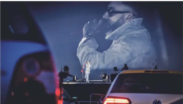  ?? FOTO: ANNE ORTHEN ?? „Der Himmel soll warten“: Der Berliner Rapper Sido am Sonntagabe­nd im Düsseldorf­er Autokino.