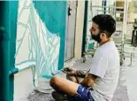  ??  ?? Lo street artist Tellas dipinge i muri dell’edificio