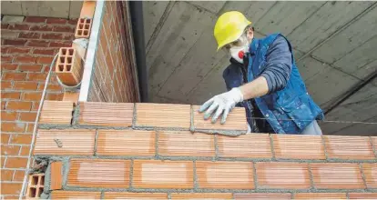  ?? FOTO JOSÉ PARDO ?? Un albañil trabaja en la construcci­ón de un edificio en Narón, en una imagen de archivo.