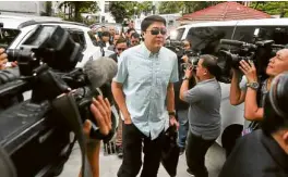  ?? —MARIANNE BERMUDEZ ?? MPBL commission­er Kenneth Duremdes arrives at the DOJ to file game-fixing charges.