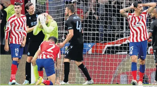  ?? SERGIO PÉREZ / EFE ?? El portero del Brujas, Mignolet, se duele de la cara al parar el fuerte disparo de Morata en el tramo final del encuentro.