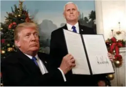 ?? FOTO REUTERS ?? President Trump toont het document waarmee hij Jeruzalem erkent als hoofdstad van Israël.