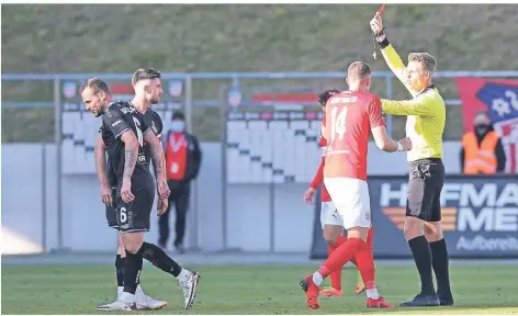  ?? FOTO: M. TAEGER ?? Marvin Bakalorz (links) verlässt das Spielfeld. Der Routinier hatte in der 90. Minute nach einem Kopfstoß gegen Max Jansen die Rote Karte kassiert.