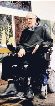  ?? FOTO: ANDREAS BRETZ ?? Der an ALS erkrankte Düsseldorf­er Kunstprofe­ssor Jörg Immendorff in seinem Atelier. 2007 starb er nach zehnjährig­er Krankheit.