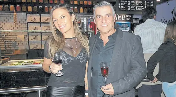  ??  ?? Problemas. El empresario Horacio Homs junto a su mujer Gabriela Betsabé Masselos. Es investigad­o como supuesto testaferro del “Pata” Medina.