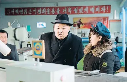  ?? STR / AFP ?? El líder nord-coreà, Kim Jong-un, en una visita a una fàbrica, una imatge difosa dijous passat