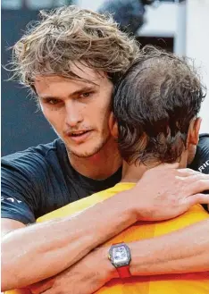  ?? Foto: Gregorio Borgia, dpa ?? Alexander Zverev umarmt Gewinner Rafael Nadal. Vielleicht treffen die beiden in Frankreich bald wieder aufeinande­r.