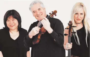  ??  ?? ► El violinista estadounid­ense Pinchas Zukerman con sus compañeros del Zukerman Trío.