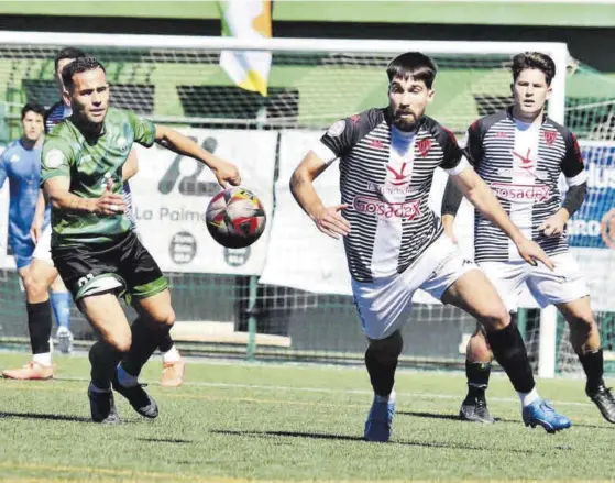  ?? ATLÉTICO PASO ?? Relu, derecha, lucha por el balón con un jugador del Atlético Paso.