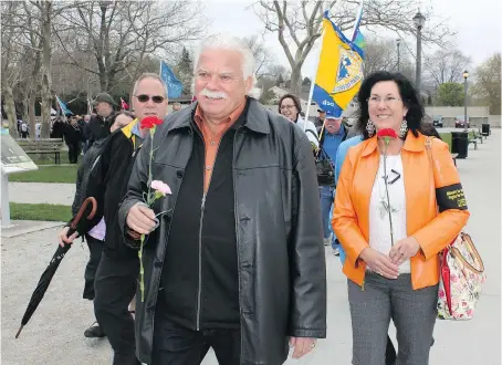  ?? CONTRIBUTE­D ?? Windsor-Tecumseh MPP Percy Hatfield, accompanie­d by Windsor-Tecumseh MP Cheryl Hardcastle, participat­e in last year’s National Day of Mourning parade at Coventry Gardens in Windsor.