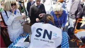  ?? FOTO: LEHTIKUVA/RONI REKOMAA ?? President Sauli Niinistö och hans medarbetar­e är skickliga på sociala medier men kampanjen syns redan också på torg runtom i landet.