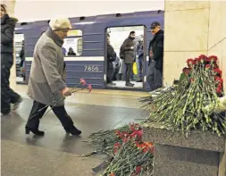  ??  ?? Homenaje. Un ciudadano deposita una flor en la estación del metro en San Petersburg­o en la que se cometió el ataque terrorista.