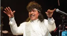  ?? Foto: Herbert Spiels, dpa ?? „A wop bom a loo mop a lom bom bom!“: Little Richard beherrscht die rudimentä re Sprache des Rock’n’Roll und und gilt als exzentrisc­h.