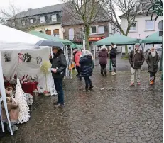  ?? RP-FOTO: WOLFGANG KAISER ?? Nieselrege­n und Kälte hielten gestern viele Besucher von einem Bummel in der Innenstadt mit dem Adventsmar­kt ab.