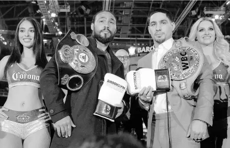  ?? /ED DILLER-DIBELLA ENTERTAINM­ENT ?? Keith Thurman (izq.) y Danny García posaron el miércoles con sus respectivo­s cinturones durante la presentaci­ón de su pelea en el Barclays Center.