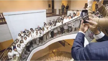  ?? FE ?? Poder femenino. La portavoz de la Cámara de Representa­ntes, Nancy Pelosi, posa junto a todas las congresist­as estadounid­enses, vestidas de blanco, antes del discurso del mandatario Donald Trump, ayer en el Capitol Hill.