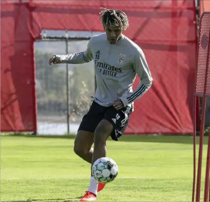  ??  ?? Todibo tem causado excelente impressão a Jorge Jesus, no treinos da equipa do Benfica