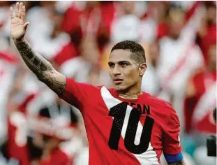  ?? Carlos Garcia Rawlins/reuters ?? Paolo Guerrero se despede da torcida peruana no estádio após a partida; ele conseguiu marcar um gol em seu jogo de despedida do Mundial da Rússia