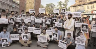  ?? — H. U. NAQASH ?? A protest in Srinagar to condemn the killing of Rising Kashmir editor Shujaat Bukhari.