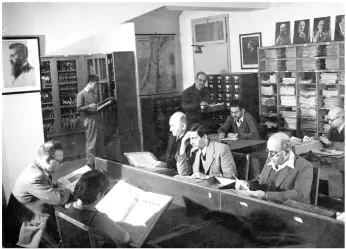  ?? (Copyright Central Zionist Archives, Jerusalem) ?? (LEFT) DR. GEORG HERLITZ at the Central Zionist Archives in Jerusalem, 1947.