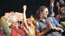  ??  ?? Jawaharlal Nehru University students celebrate at Jantar Mantar on Wednesday.
ARUN SHARMA/ HT