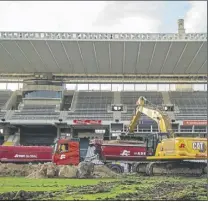  ?? fotos: fcb ?? Los trabajos de remodelaci­ón del Estadi olímpic de Montjuïc ya han comenzado para que esté todo preparado para la próxima temporada, momento en el que el barça se trasladará a jugar sus partidos como local.