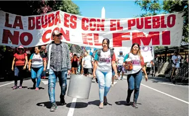  ?? IGNACIO RONCORONI/EFE ?? Organizaci­ones políticas y sociales de izquierda se movilizaro­n en rechazo al pago de la deuda externa y la visita de la misión del FMI JUAN