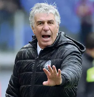  ??  ?? In panchina Gian Piero Gasperini, 61 anni, ha già trovato un accordo di base per allenare la Roma