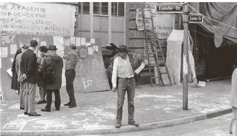  ?? FOTO: MANFRED LEVE ?? Joseph Beuys steht vor der Düsseldorf­er Kunstakade­mie, wo er Schüler und Lehrer war.