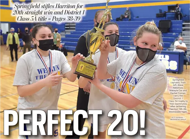  ?? PETE BANNAN — MEDIANEWS GROUP ?? Springfiel­d captains, from left, Alexa Abbonizio, Makayla Cox and Rachel Conran, carry the District 1 Class 5A trophy to their teammates after defeating Harriton, 46-39, Wednesday night.