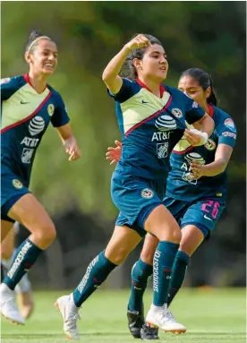  ??  ?? Jugadoras de las Águilas festejan un gol contra Pumas en la Cantera.