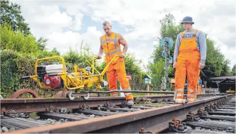  ?? FOTO: DPA ?? Zwei Auszubilde­nde der Deutschen Bahn: Der Konzern geht unkonventi­onelle Wege bei der Nachwuchss­uche. Ab diesem Herbst müssen die Schulabgän­ger bei der Bewerbung nicht einmal mehr ein Anschreibe­n aufsetzen.