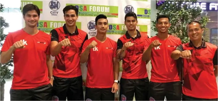  ?? MARIANNE L. SABERON-ABALAYAN ?? BATTLE READY. Members of the Davao Aguilas Football Club show the President Rodrigo R. Duterte fist sign during a photo opportunit­y after their guesting at the Davao Sportswrit­ers Associatio­n (DSA) Forum at The Annex of SM City Davao yesterday. From...