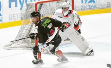  ??  ?? Hayden Trupp (links) verlässt den EHC Königsbrun­n. Trainer Waldemar Dietrich (rechts) bleibt dem Verein dagegen erhalten.