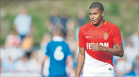  ?? FOTO: EFE ?? El delantero francés del Mónaco, Kylian Mbappé, es uno de los futbolista­s más cotizados del verano. Manchester City y Real Madrid ‘pelean’ por hacerse con él