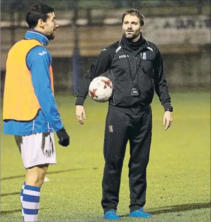  ?? FOTO: LUIS MARI UNCITI ?? Urtzi Arrondo hace las maletas para marcharse al Gernika. El técnico se desvinculó ayer del Beasain