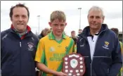  ??  ?? Matthew Murphy, the winning captain, with Brian Carty (representi­ng the sponsors) and Bobby Goff.