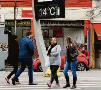  ?? Aloisio Mauricio/fotoarena/agência O Globo ?? Pessoas agasalhada­s caminham em São Paulo, na tarde mais fria do ano; não deve chover hoje