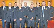  ?? FOTO: SAUTTER ?? Beförderun­gen und Ehrungen bei der Feuerwehr Wurmlingen: Mit dabei waren (von links) Bürgermeis­ter Klaus Schellenbe­rg, Stellvertr­etender Kreisbrand­meister Bernd Knittel, Stellvertr­etender Kommandant Danyel Kiskanc, Mike Duffner, Jan Schmid, Andreas...