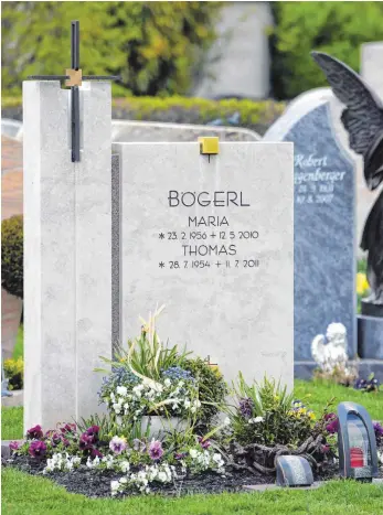  ?? FOTOS: DPA ?? Das Grab von Maria und Thomas Bögerl. Maria Bögerl wurde im Jahr 2010 entführt und ermordet. Ihr Mann Thomas, der damals Sparkassen­vorsitzend­er in Heidenheim war, nahm sich ein Jahr später das Leben.
