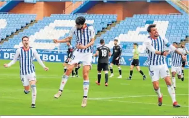  ?? A. DOMÍNGUEZ ?? Quiles celebra el gol que marcó la pasada jornada, escoltado por Dani Molina y Diego Jiménez.