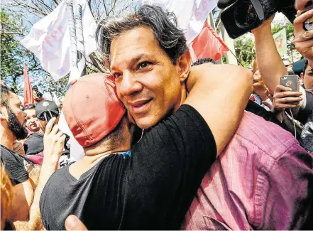  ??  ?? Conversas. O candidato do PT, Fernando Haddad, em agenda de campanha em São Mateus, na zona leste de São Paulo FERNANDO BIZERRA JR./EFE