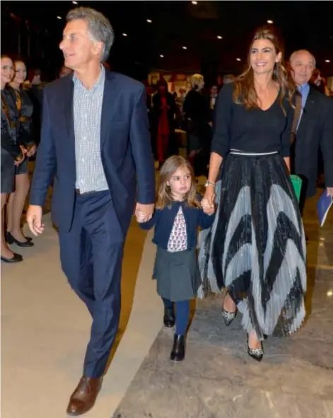  ??  ?? En familia. Así vivió el Presidente la gala del teatro que reabrió tras un año y medio de refaccione­s. El jefe de Gobierno porteño, Horacio Rodríguez Larreta, fue el anfitrión con su esposa, Bárbara.