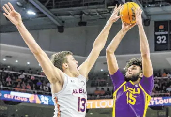  ?? Butch Dill The Associated Press ?? Auburn forward Walker Kessler prepares to block a shot by Louisiana State center Efton Reid in Auburn’s 70-55 home victory Wednesday. Kessler blocked 11 shots.