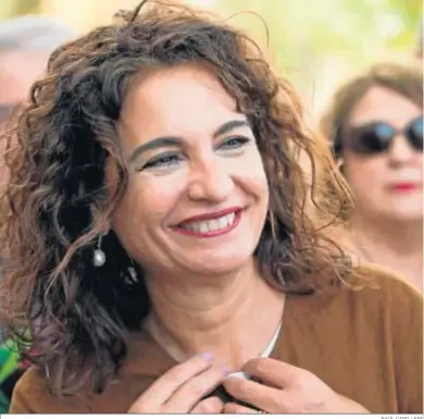  ?? RAÚL CARO / EFE ?? La ministra de Hacienda, María Jesús Montero, tras la rueda de prensa que improvisó el sábado en la Alameda.