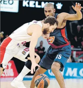  ?? FOTO: EFE ?? Granger detiene un avance del ‘Chacho’ Rodríguez. El Baskonia se impuso al final