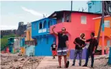  ??  ?? A man takes a selfie with his friends in the neighborho­od of La Perla .