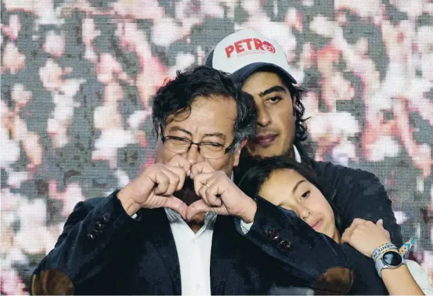  ?? GU 

     
 G       G ?? Gustavo Petro fent un cor amb les mans, abraçat per Antonella i Nicolás, dos dels seus cinc fills, a la celebració de diumenge