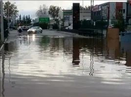  ?? (Photos N. P.) ?? À chaque gros épisode pluvieux, le quartier est en proie à une inquiétant­e montée des eaux.