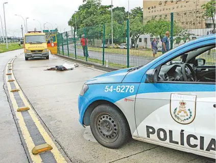  ?? EstEfan Radovicz ?? Um dos bandidos foi morto no confronto com os policiais, em frente ao hospital da UFRJ